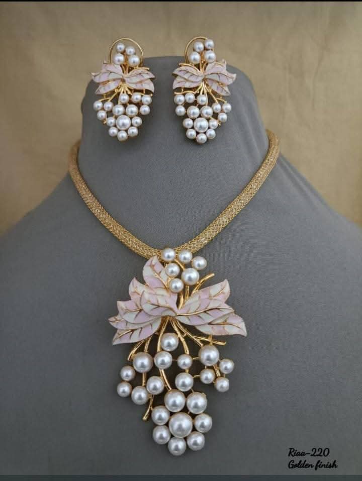 Antique Diva Necklace Set